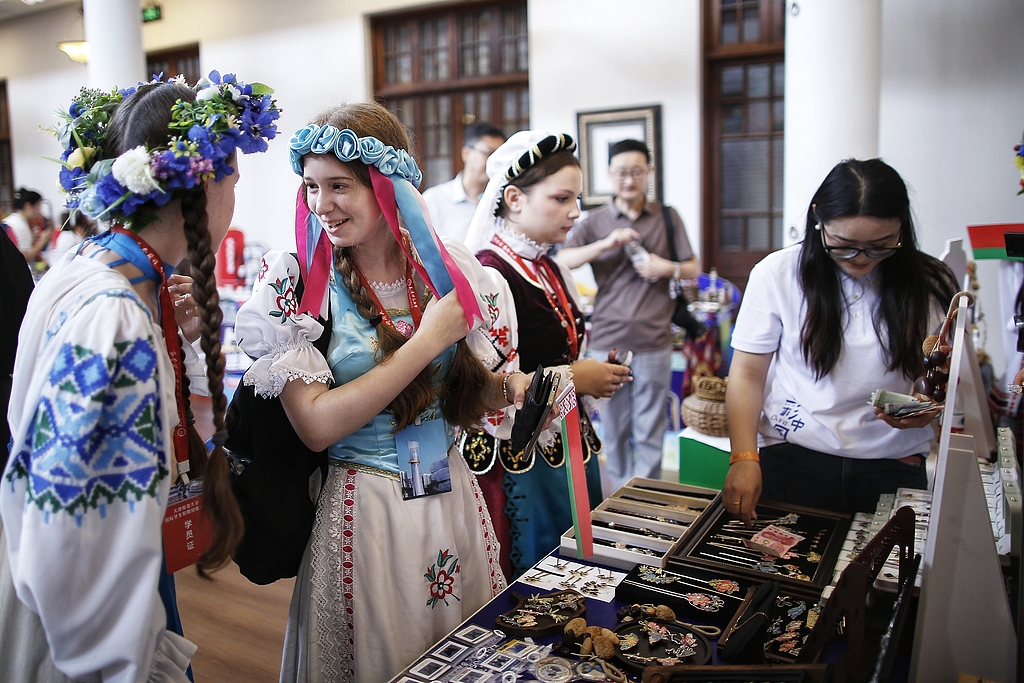 Young students from Shanghai Cooperation Organisation
(SCO) countries gather at a cultural market to explore traditional Chinese skills and jewelry in North China's Tianjin on August 6, 2025. At this event, young students from SCO countries set up stalls showcasing exhibits to tell stories about their hometowns and promote mutual learning. Photo: VCG