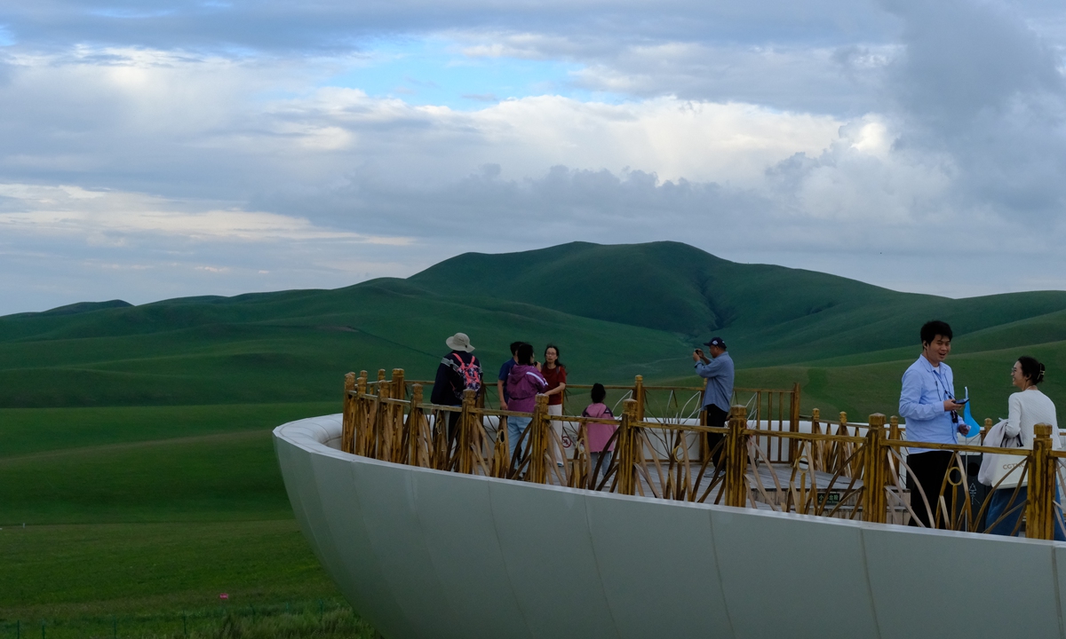 Tourists take photo at the Nine-Bend Bay Scenic Area in Xilingol League of North China's Inner Mongolia Autonomous Region, on August 5, 2025. Photo: Zhang Wanshi/GT