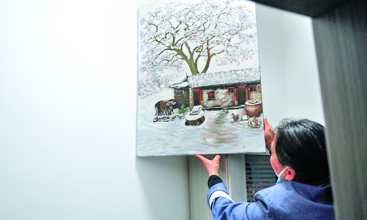 Wang Liuyun and her painting Photo: VCG 