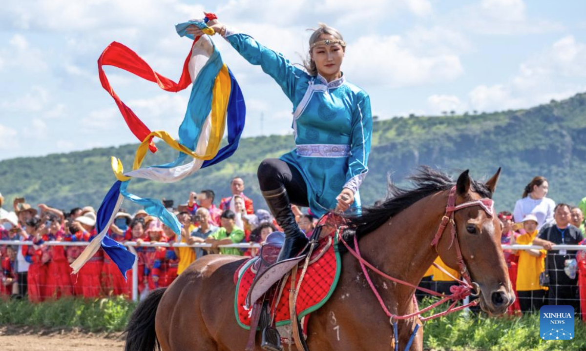 An actor performs equestrian skills during a Nadam fair in Jalaid Banner of Hinggan League, north China's Inner Mongolia Autonomous Region, Aug. 7, 2025. The Nadam fair opened here on Thursday, featuring Nadam performances, characteristic intangible cultural heritage, and charming grassland scenery. Xinhua/Ma Jinrui)