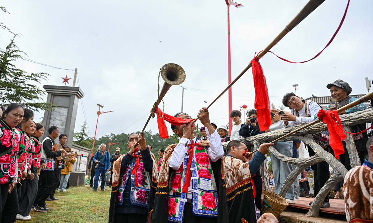Villagers in Chuxiong, Southwest China's Yunnan Province blow mountain horns at a mushroom festival that started on August 7, 2025. Mushroom farmers, dressed in traditional attire, entered the mountains to collect the crop amid the sound of horns. Photo: VCG