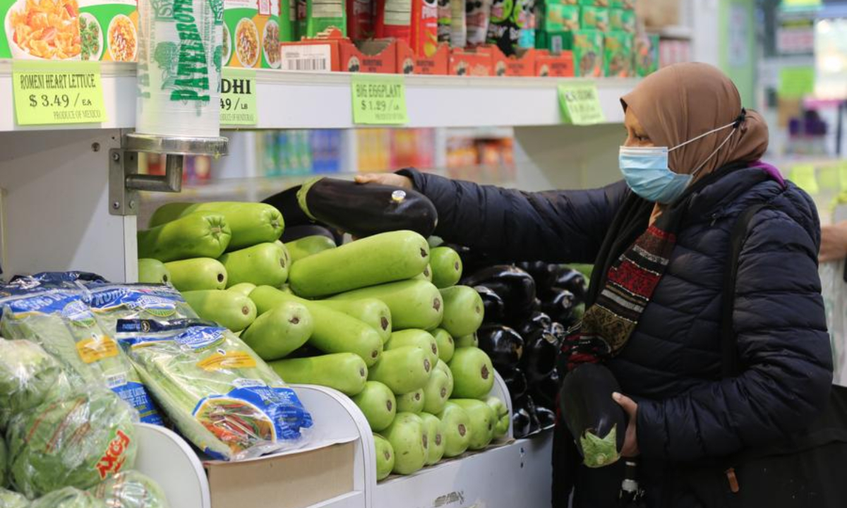 A customer shops at a grocery store in New York, the United States, on Dec. 11, 2024. (Xinhua/Liu Yanan)