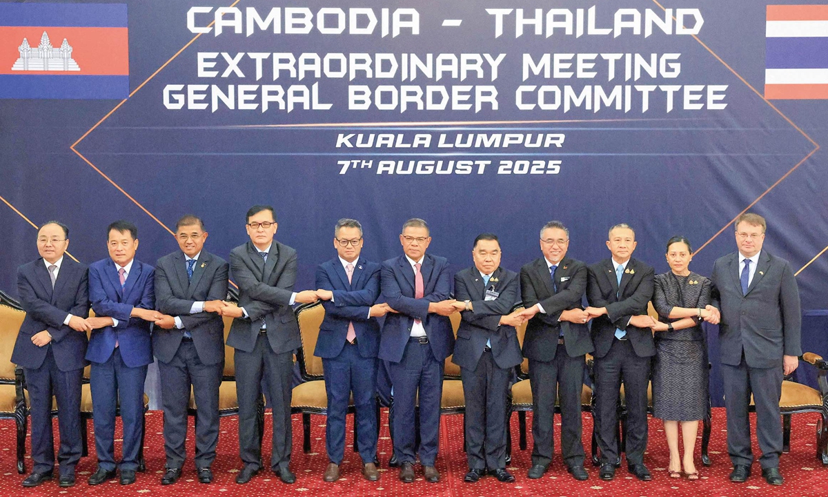 Thai delegates led by Deputy Defense Minister Natthaphon Narkphanit (fifth from left), Malaysian Home Minister Saifuddin Nasution Ismail (center) and Cambodian delegates led by Defense Minister General Tea Seiha (fifth from right), pose for a group photo ahead of the Extraordinary General Border Committee meeting to discuss border dispute between Thailand and Cambodia, in Kuala Lumpur on August 7, 2025. Photo: VCG