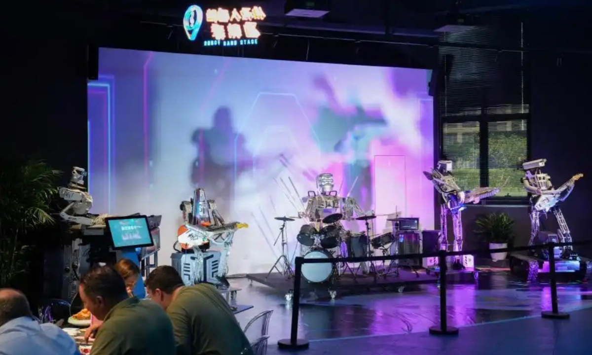 Robot band Photo: Xinhua News Agency