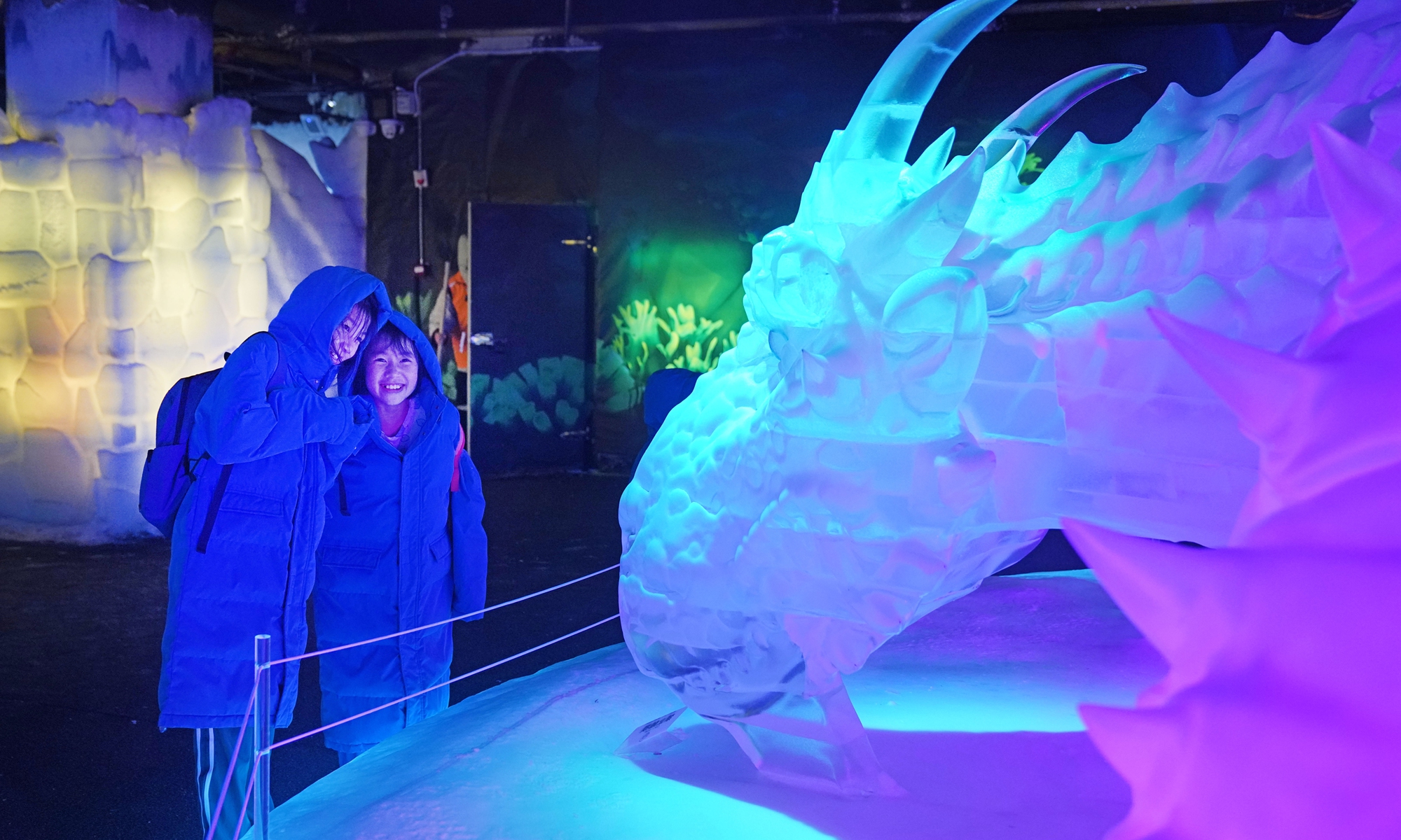 Tourists experience an extreme transition from scorching heat to chilly cold in the 10 C ice-snow kingdom at the Polar Ocean Resort in Wuhan, Central China's Hubei Province, on August 2, 2025.