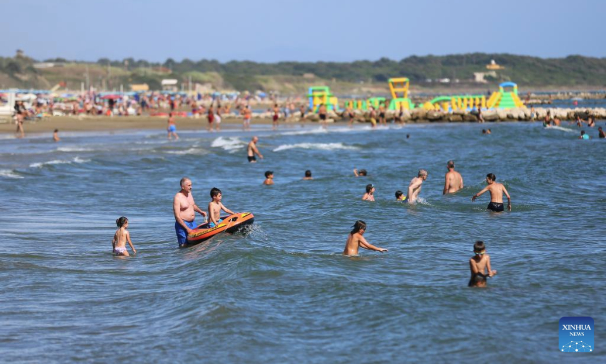 People cool off in the sea near Nettuno in Italy, July 26, 2025. Italians enjoy various activities during the summer holiday season. (Xinhua/Li Jing)