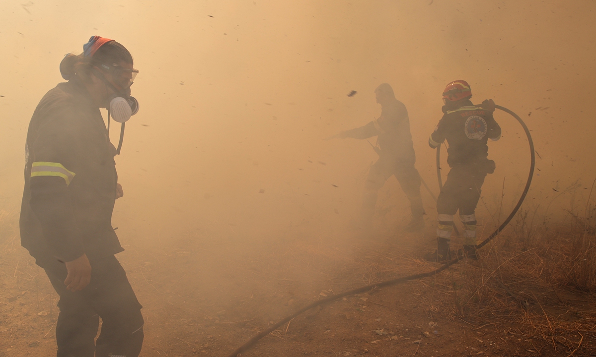 Firefighters battle to extinguish a fire that broke out in the forest area near Komotini, Greece, on August 10, 2025. In the morning, a community near the city was evacuated due to a forest fire, and firefighters, with support from land and air, are working to prevent the flames from spreading to residential areas. Photo: VCG