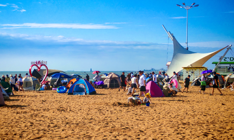 A sea of people camp and enjoy the scenery at a park on Taigong Island in Rizhao, East China's Shandong Province on August 10, 2025. Boasting abundant natural attractions and a delightful climate, Rizhao, a coastal city, is emerging as a highly favored resort for seaside tourism. Photo: VCG