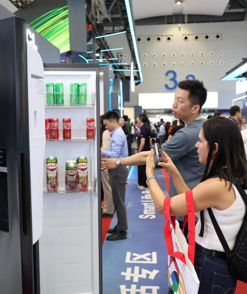 Buyers learn about an intelligent refrigerator during the 137th edition of the China Import and Export Fair in Guangzhou, south China's Guangdong Province, April 16, 2025. (Xinhua/Lu Hanxin)