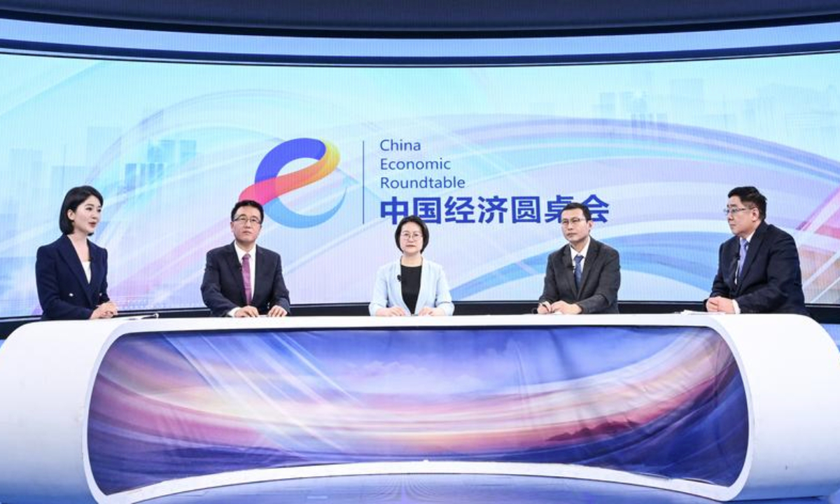 Guests attend the latest episode of the China Economic Roundtable, an all-media talk show hosted by Xinhua News Agency. (Xinhua/Chen Yehua)