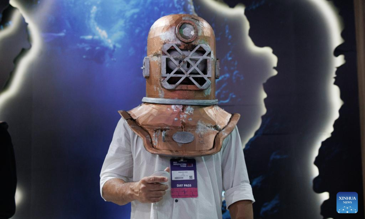 A visitor tries on a VR headset during Rio Innovation Week in Rio de Janeiro, Brazil, on Aug. 13, 2025. (Photo by Claudia Martini/Xinhua)