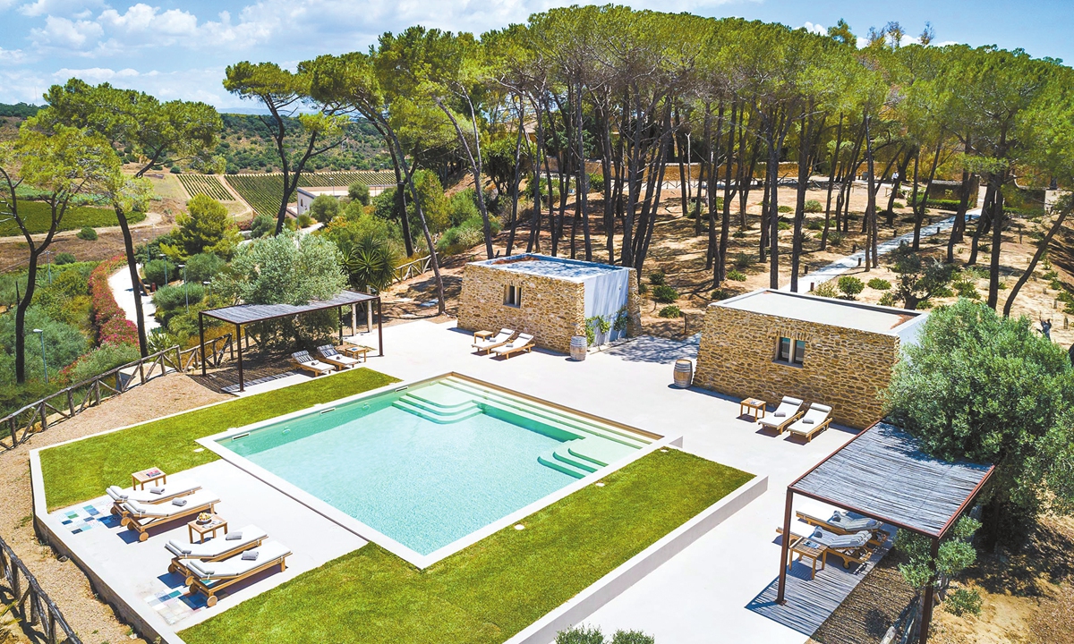 A bird's eye view of Feudi pool