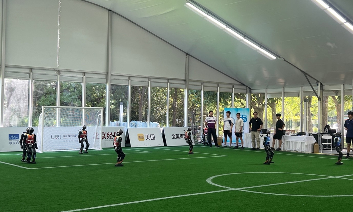 Robot players compete at the National Speed Skating Oval in Beijing on August 13, 2025.      Photo: Sun Langcheni/GT