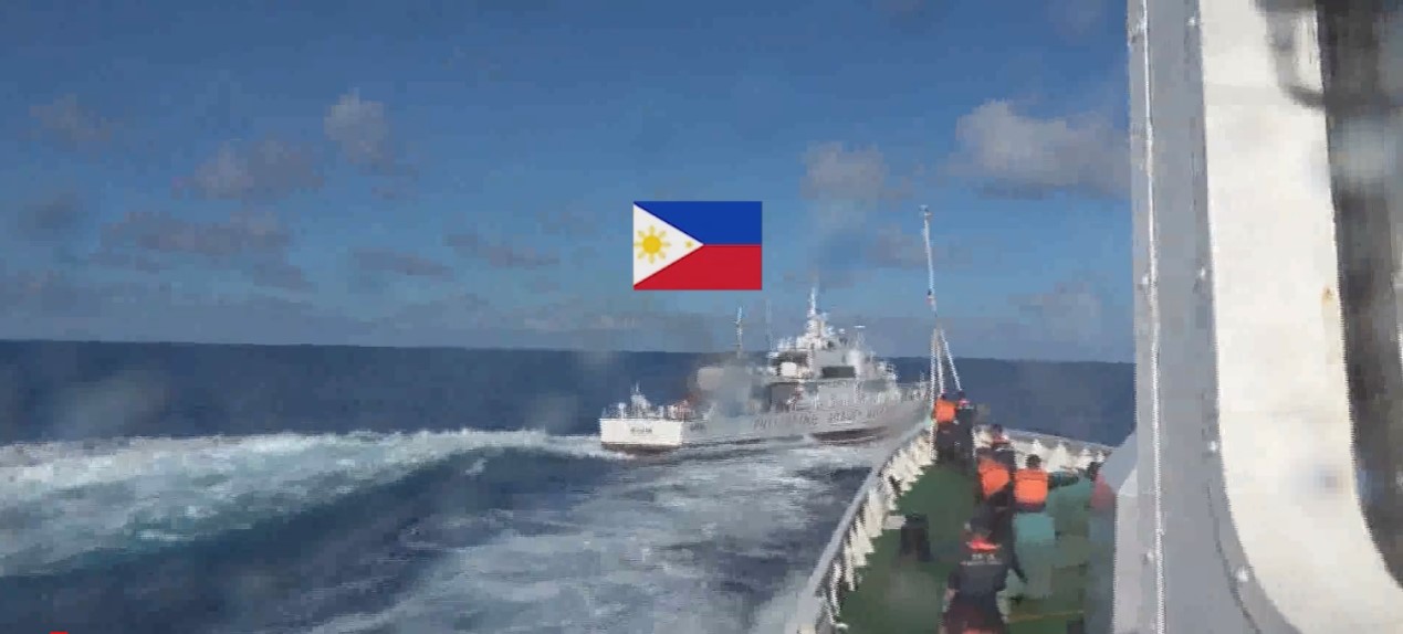 Ignoring repeated dissuasion and warnings from the Chinese side, the Philippines organizes multiple types of vessels to insist on intruding into waters near China's Huangyan Dao under the pretext of delivering supplies to fishing boats on August 11, 2025. During the incident, the Philippine Coast Guard ship 4406 makes multiple high-speed crossing maneuvers in front of the bow of the CCG ship 3104. Photo: Source
