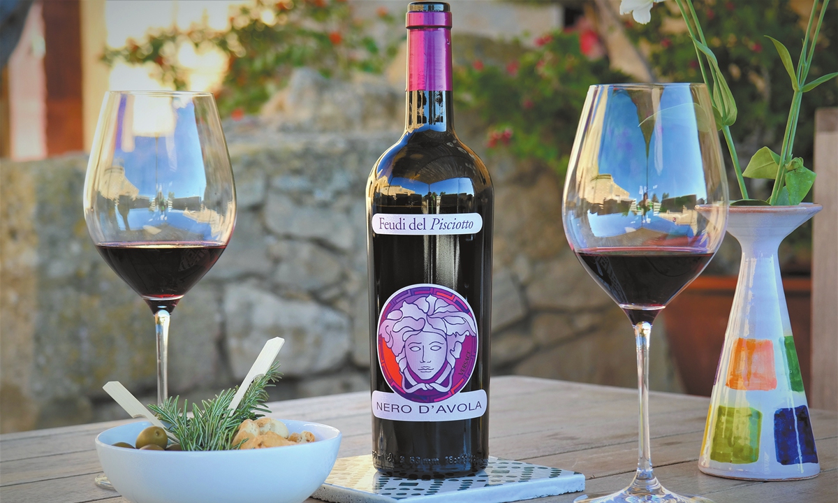 Feudi del Pisciotto Versace Nero d'Avola Photos: Courtesy of Milano Finanza