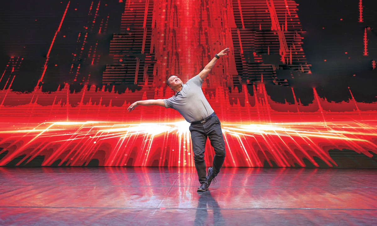 Jiang Tiehong performs the Mongolian folk dance Benteng. Photo: VCG