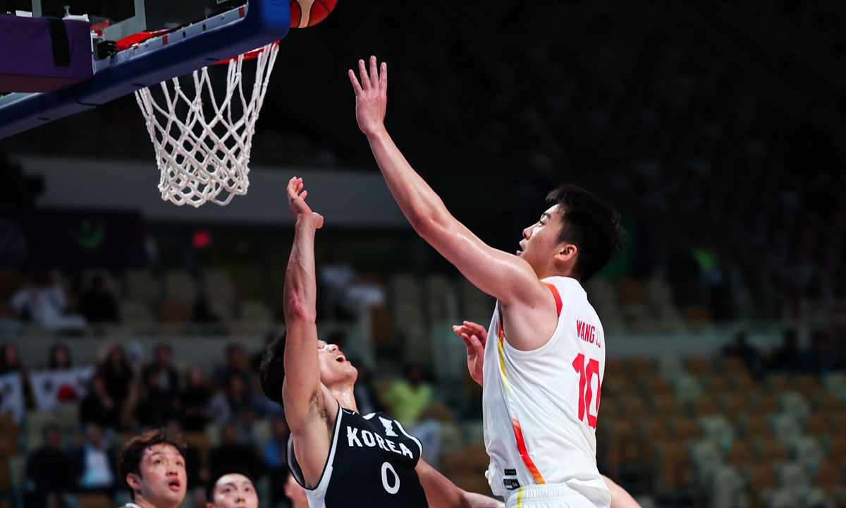 China's power forward Wang Junjie (right) goes for a layup during the FIBA Asia Cup match against South Korea on August 14, 2025 in Jeddah, Saudi Arabia. Photo: VCG