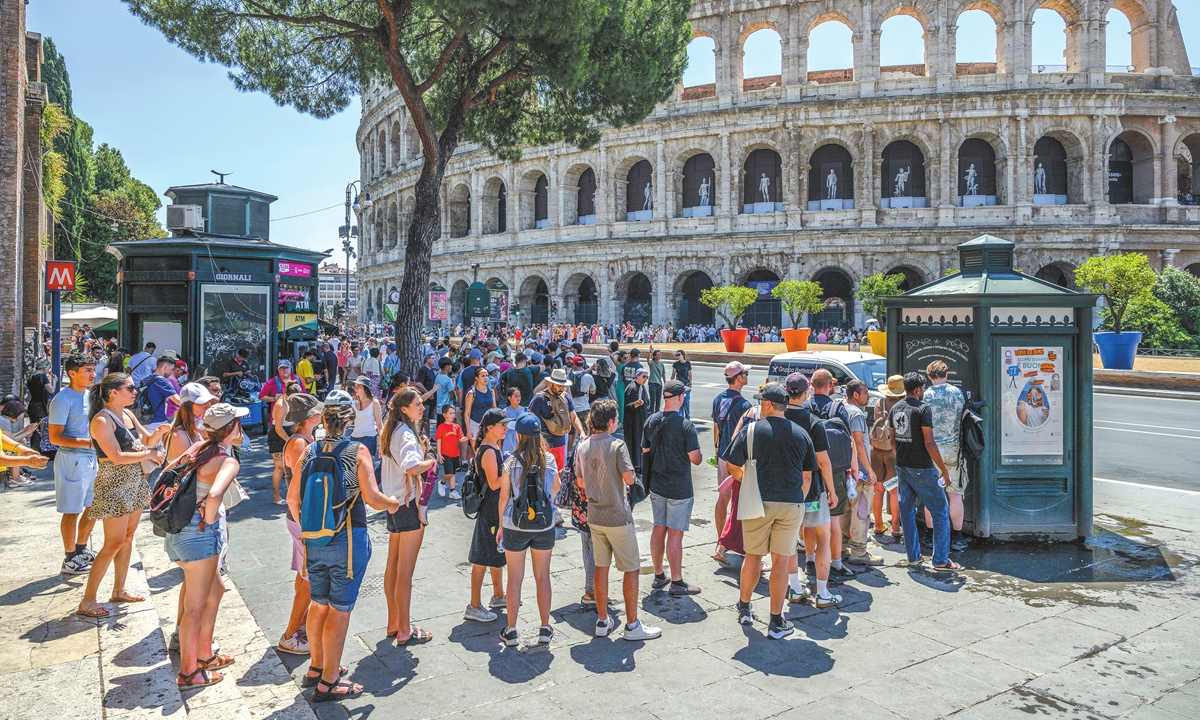 Tourists queue outside the Colosseo area in Rome, Italy, on July 1, 2025. Photo: VCG