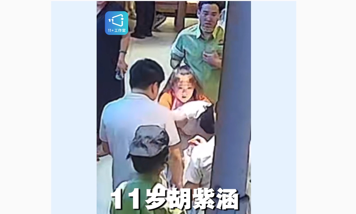 An 11-year-old girl in Northeast China's Shenyang, Liaoning Province, saves a woman from choking on tapioca pearls by performing the Heimlich maneuver on August 8, 2025. Photo: Screenshot of CCTV News