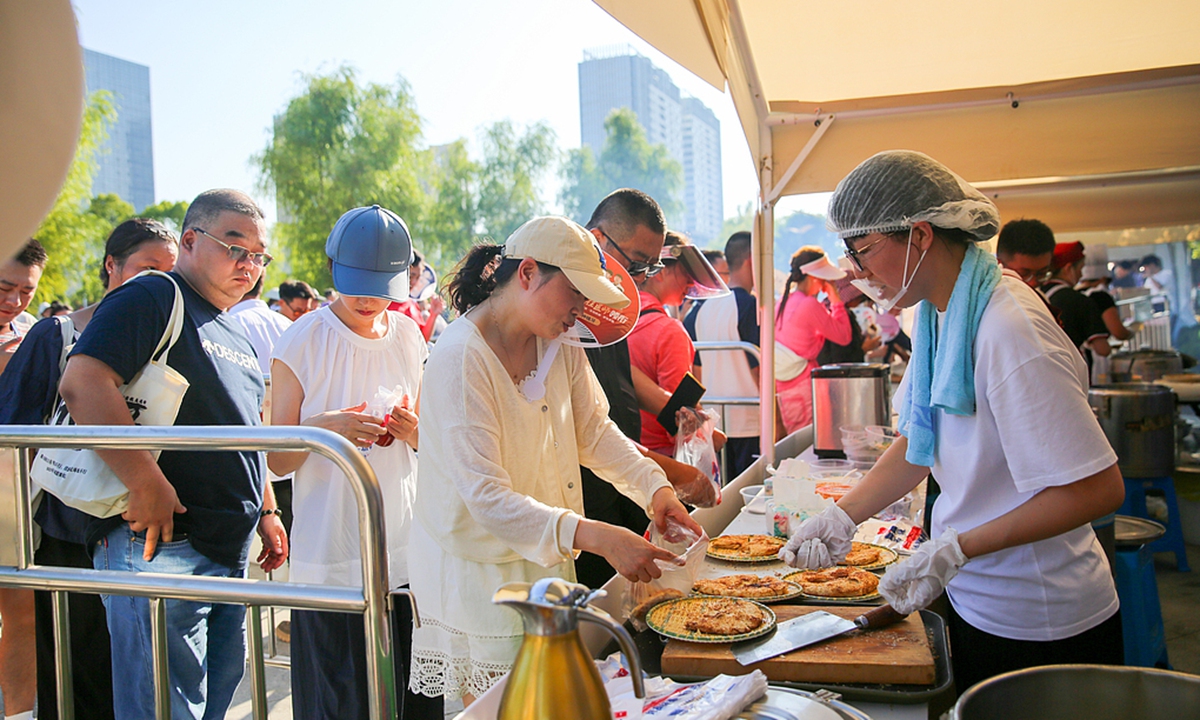 A view of Shangqing Juechen C5 commercial cleaning robot produced by AgiBot. AgiBot on August 17 unveils its full product lineup, including the OmniHand dexterous end-effector and the Shangqing Juechen C5 commercial cleaning robot. Photo:  Screenshot of AVIC's poster