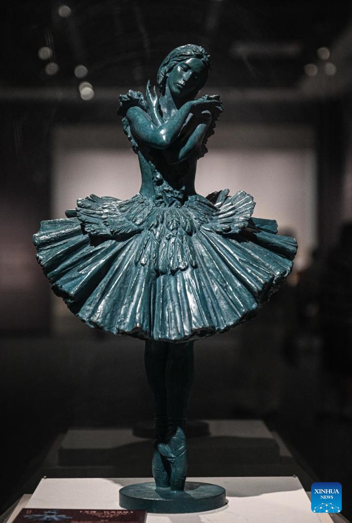 This photo taken on Aug. 13, 2025 shows a sculpture at an exhibition featuring classic works of 10 contemporary Russian art masters at Hainan Museum in Haikou, south China's Hainan Province. The exhibition is held here from July 18 to Oct. 8, exhibiting five sculptures and 30 paintings from 10 famous Russian art masters. (Xinhua/Pu Xiaoxu)