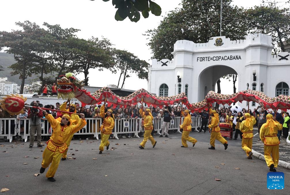 A dragon dance is staged during a celebration marking the 51st anniversary of China-Brazil diplomatic relations and the 80th anniversary of the victory in World War II, at Forte Copacabana in Rio de Janeiro, Brazil, Aug. 16, 2025. (Photo by Claudia Martini/Xinhua)