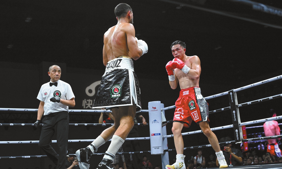 Chinese boxer Xu Can in action during the bout against Jaouad Belmehdi of France on August 15, 2025 in Beijing Photos on this page: Chen Tao/GT