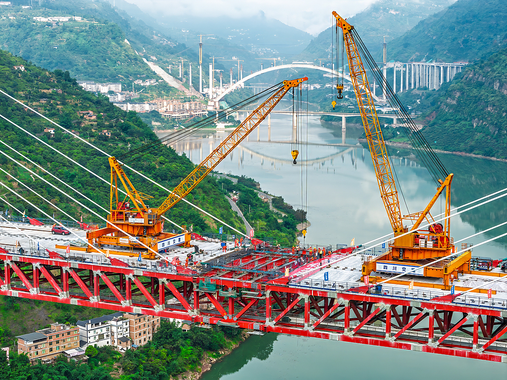 The Xinshi Jinsha River Grand Bridge, an important transportation hub connecting Sichuan and Yunnan provinces, joins together in Zhaotong, Southwest China's Yunnan Province, on August 20, 2025. The bridge has a total length of 1,867 meters and a main span of 680 meters, and it's expected to be of great significance in promoting regional transportation and development. Photo: VCG