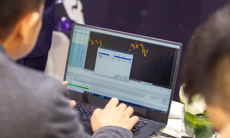 An operator tests investment software, experimenting with forex, stock, and futures trading. File photo: VCG