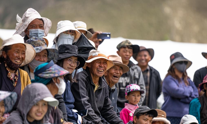 Local residents watch a performance at a Lingka festival in Qonggyai County of Shannan, southwest China's Xizang Autonomous Region, on Sept. 13, 2025.(Xinhua/Tenzin Nyida)