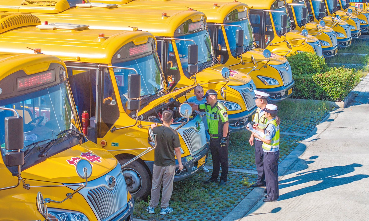Police from the traffic management brigade inspect school buses in Wuhu, East China's Anhui Province, on August
19, 2025. Photo: VCG