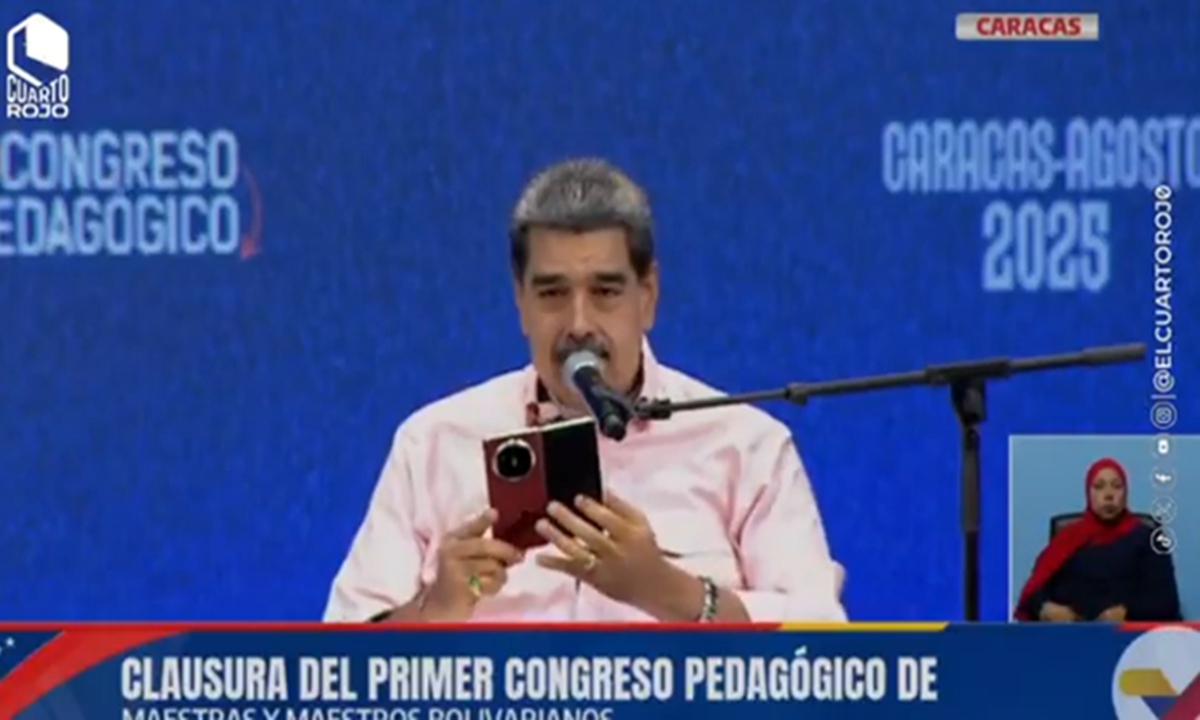 President of Venezuela, Nicolás Maduro, recently shows a Huawei phone at the first Pedagogical Congress of Bolivarian Teachers. Photo: screengrab from Ambito.com