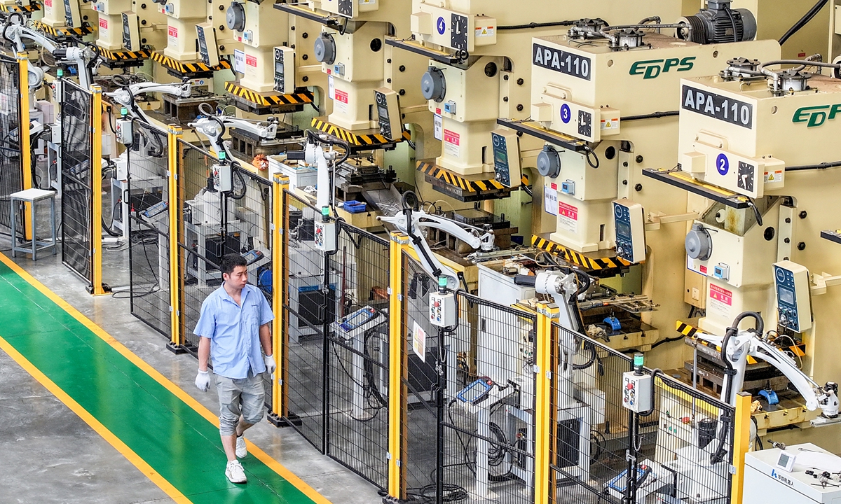A worker inspects machines made for overseas customers in the smart workshop of a manufacturing company in Huaying, Southwest China's Sichuan Province, on August 20, 2025. In the first half of 2025, China's mechanical and electrical exports reached 7.8 trillion yuan ($1.08 trillion), up 9.5 percent, accounting for 60 percent of total exports, according to official data. Photo: VCG
