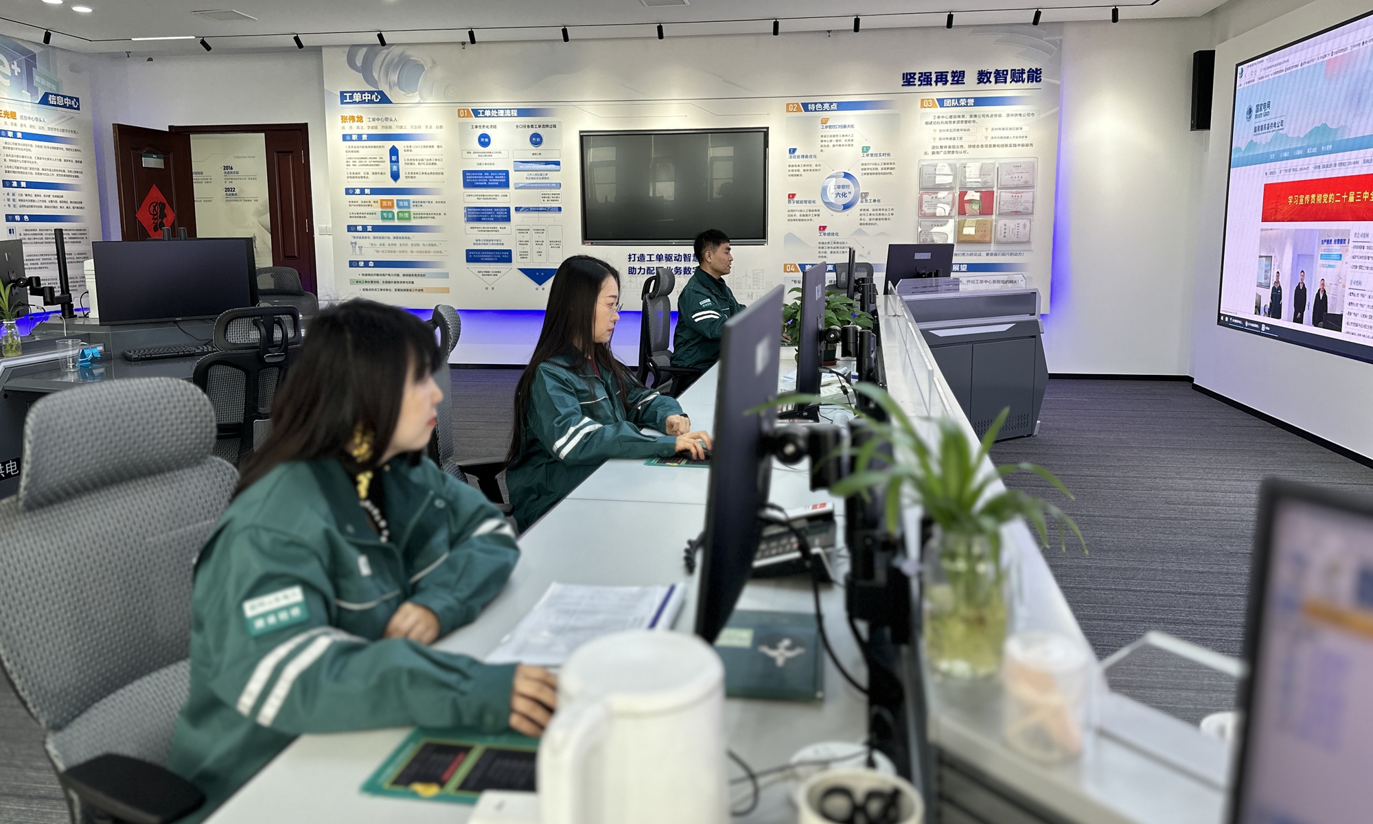 The picture shows the State Grid Binzhou Power Supply Company achieving precise positioning of line hidden dangers and timely elimination of potential safety hazards in electricity use through AI load forecasting and other technologies.