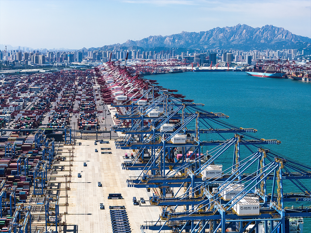 An aerial drone photo shows cargo ships berthing at a container dock of Qingdao Port in in Qingdao, East China's Shandong Province, on August 26, 2025. As of the end of July, Qingdao Port had added 22 new outbound trade routes this year, bringing its total to 233 and connecting to more than 700 ports in more than 180 countries and regions. Photo: VCG
