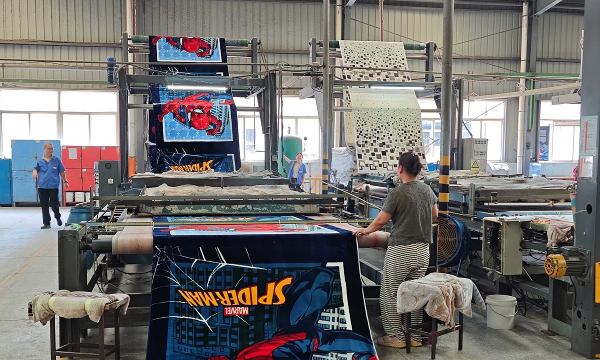 On the production line at Feiyan Blanket Co in Lianyungang, East China's Jiangsu Province, automated equipment processes a blanket for export on August 5, 2025. Photo: Yin Yeping/GT