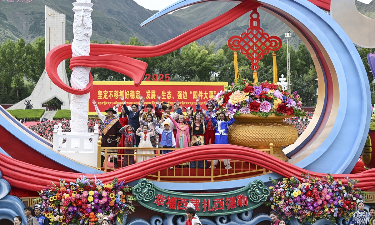 A parade float takes part in a grand gathering to celebrate Xizang Autonomous Region's 60th founding anniversary in Lhasa, Southwest China's Xizang Autonomous Region, on August 21, 2025. Around 20,000 local officials and people from all ethnic groups and all walks of life joined in the celebration. Photo: Xinhua