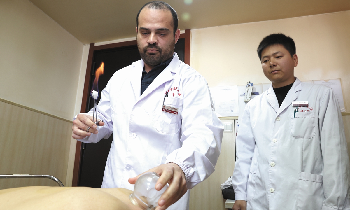 A Portuguese doctor of traditional Chinese medicine (left) learns cupping therapy at the Affiliated Hospital of Jiangxi University of Traditional Chinese Medicine in Nanchang, East China's Jiangxi Province, April 2, 2025. Photo: VCG