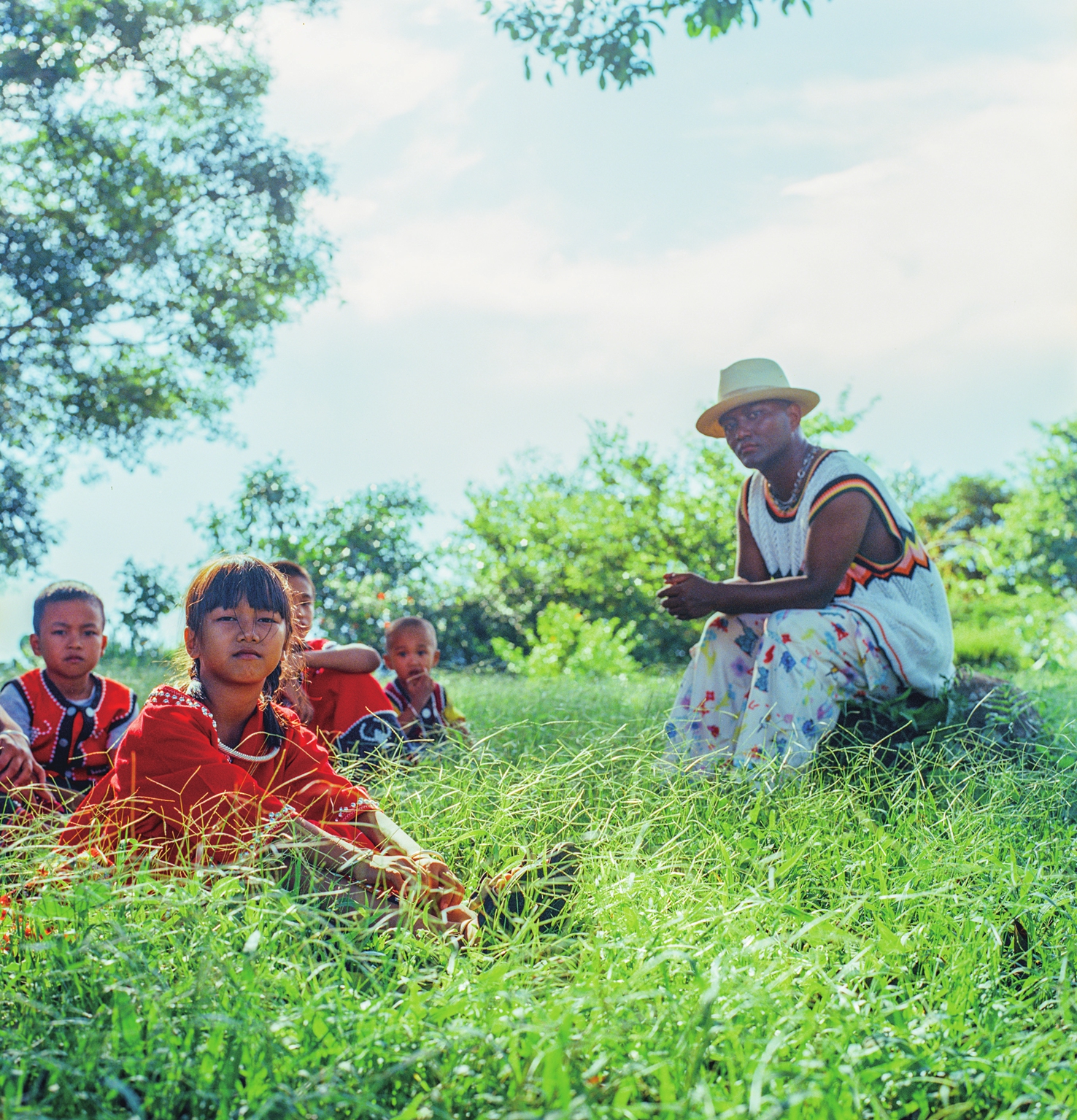 Musician Nicheng with children of the Wa ethnic group Photos: Courtesy of Nicheng