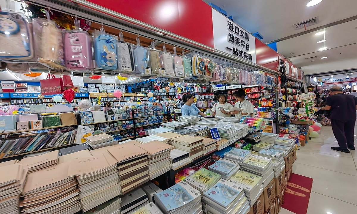 As the new semester approaches, study supplies are experiencing strong sales. Photo: VCG