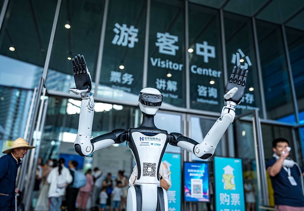 A humanoid robot is seen in front of a visitor center in Chengdu, Southwest China's Sichuan Province, on August 21, 2025. A group of 13 robots, including a humanoid service robot, a bionic dinosaur robot, an artificial intelligence-powered painting machine, and a holographic glasses-free 3D display, were rigorously tested in real-world scenarios such as culture and tourism, at the Chengdu Museum of Natural History and the Chengdu Research Base of Giant Panda Breeding. Photo: VCG