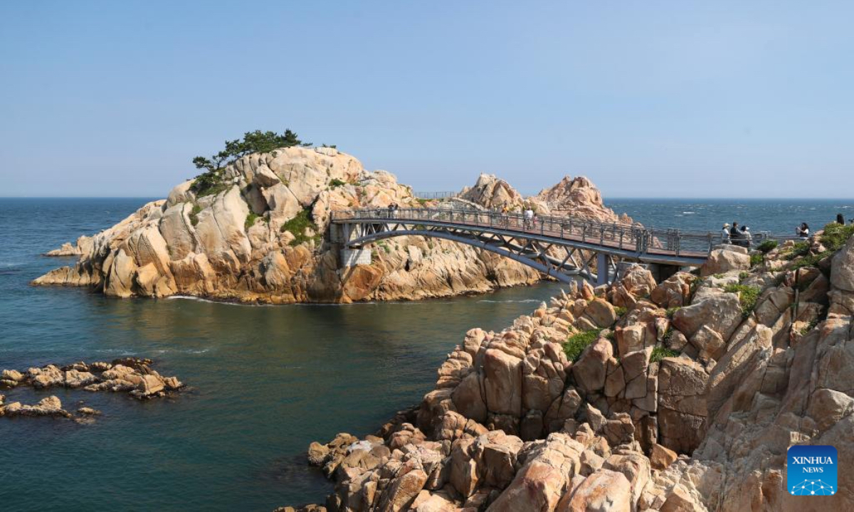 Tourists visit Daewangam Park in Ulsan, South Korea, Aug. 23, 2025. Ulsan, located in southeastern South Korea, has a population of over one million and is a renowned port city. (Xinhua/Yao Qilin)