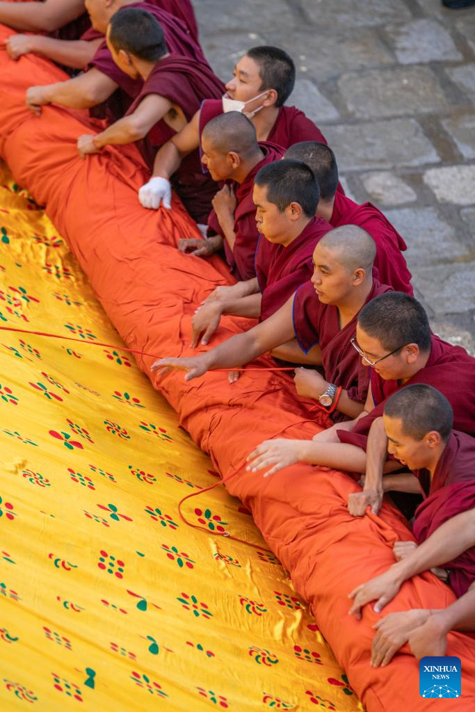 A ritual marking the start of the Shoton Festival is held at the Drepung Monastery in Lhasa, southwest China's Xizang Autonomous Region, Aug. 23, 2025. Celebrations marking the traditional Shoton Festival began in Lhasa on Saturday. (Xinhua/Tenzing Nima Qadhup)