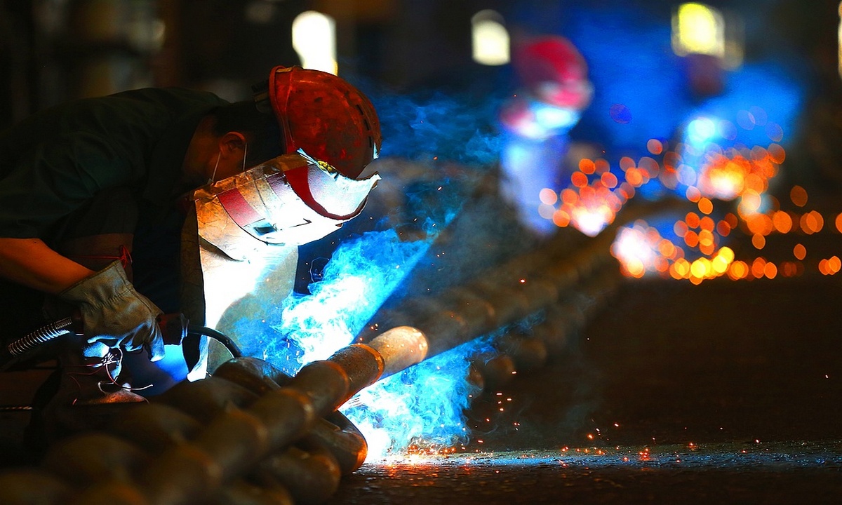 A worker produces anchor chain products destined for overseas markets at a factory in Qingdao, East China's Shandong Province, on August 25, 2025. The company's products, including ship anchor chains, ocean engineering mooring chains and related accessories, are exported to more than 30 countries and regions worldwide, including Europe, the US, Japan, South Korea, and Southeast Asia. Photo: VCG