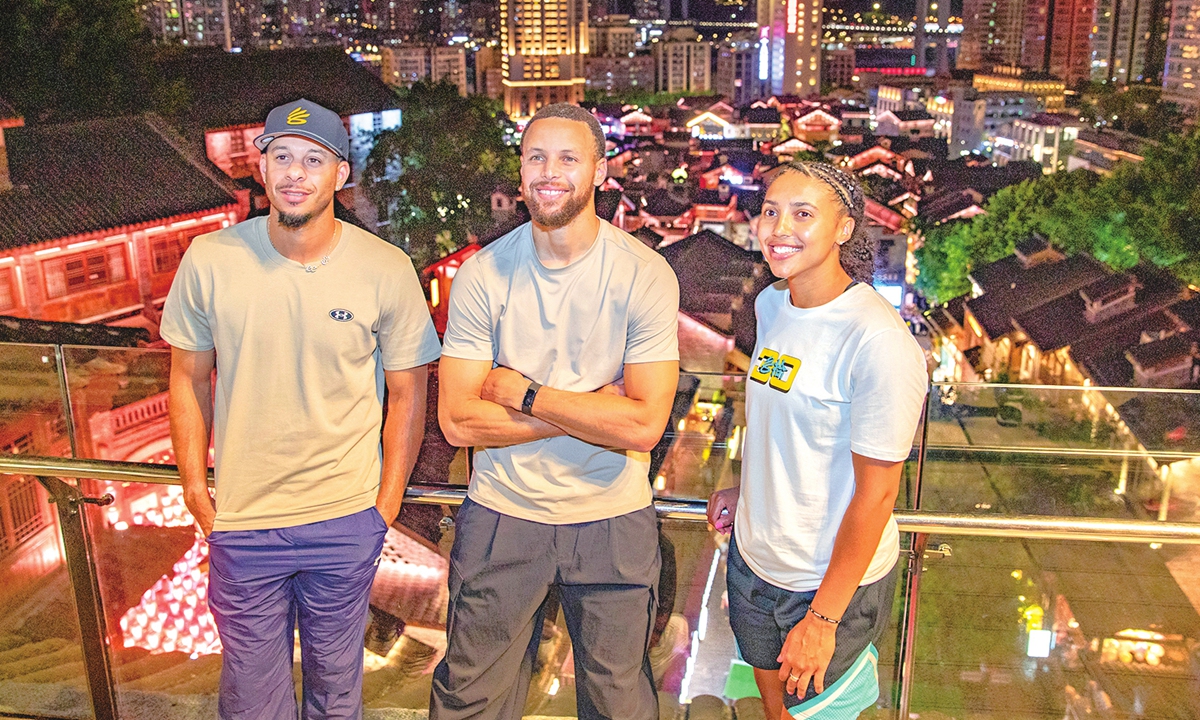 Basketball players Seth Curry, Stephen Curry and Azzi Fudd pose for a photo at the Shibati tourist site in Chongqing on August 20, 2025. Photos on this page: Courtesy of organizers 