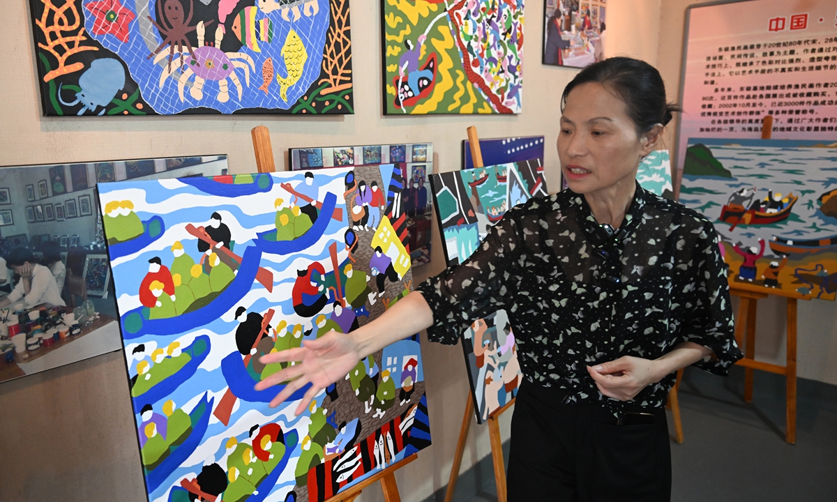 The descendant of a fisherman who took part in the rescue of the <em>Lisbon Maru</em> introduces paintings by the local people depicting fishermen rescuing British prisoners of war in the  Dongji Islands archipelago on August 4, 2025. Photo: VCG