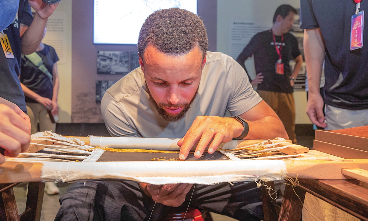 Stephen Curry experiences the Shu Embroidery 