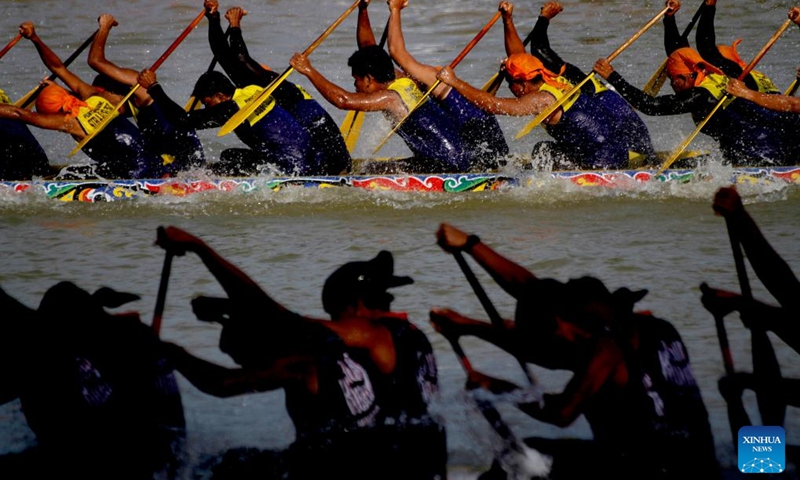People participate in a traditional long boat race or well known as Pacu Jalur during Pacu Jalur Festival at Kuantan Batang river in Kuantan Singingi Regency, Riau Province, Indonesia, on Aug. 21, 2025. Pacu Jalur Festival is observed here from Aug. 20 to Aug. 24. Photo: Xinhua