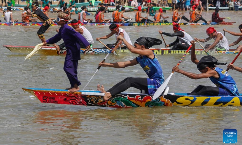 People participate in a traditional long boat race or well known as Pacu Jalur during Pacu Jalur Festival at Kuantan Batang river in Kuantan Singingi Regency, Riau Province, Indonesia, on Aug. 21, 2025. Pacu Jalur Festival is observed here from Aug. 20 to Aug. 24. Photo: Xinhua