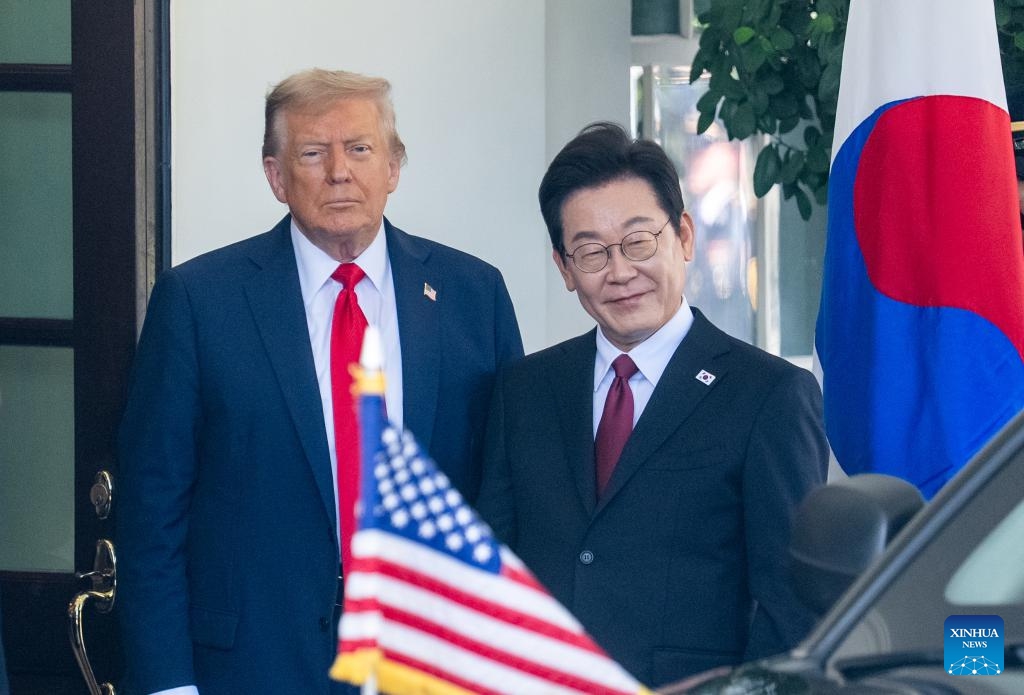 U.S. President Donald Trump (L) welcomes visiting South Korean President Lee Jae-myung at the White House in Washington, D.C., the United States, on Aug. 25, 2025. (Xinhua/Hu Yousong)
